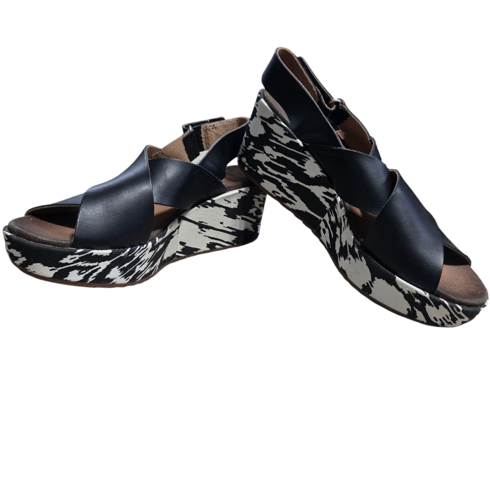 NWOT Clarks Collection Stacha Hale Stylish Black and White Wedge Sandals Size 7